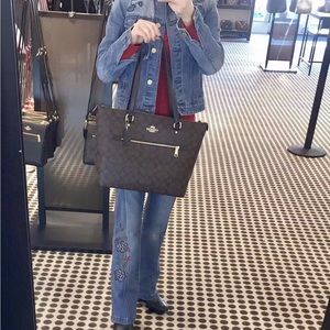 NWT  Coach Signature Coated Canvas and Leather Gallery Tote Hand